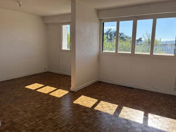 APPARTEMENT T5 A LOUER - LYON 5EME ARRONDISSEMENT Les Castors-Les Granges 81.52 m 2 1 130 € charges comprises par mois