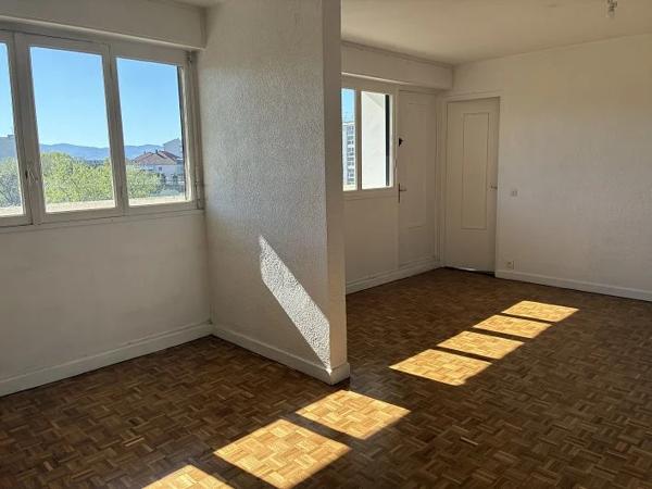 APPARTEMENT T5 A LOUER - LYON 5EME ARRONDISSEMENT Les Castors-Les Granges 81.52 m 2 1 130 € charges comprises par mois