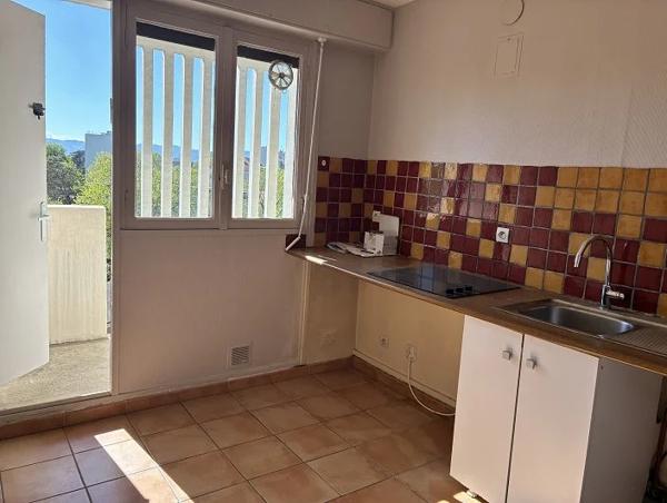 APPARTEMENT T5 A LOUER - LYON 5EME ARRONDISSEMENT Les Castors-Les Granges 81.52 m 2 1 130 € charges comprises par mois