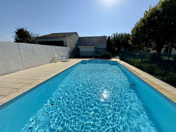 Breuillet – Maison familiale 217 m² avec jardin, piscine et garage, proche centre-ville