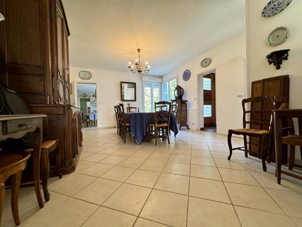 Breuillet – Maison familiale 217 m² avec jardin, piscine et garage, proche centre-ville