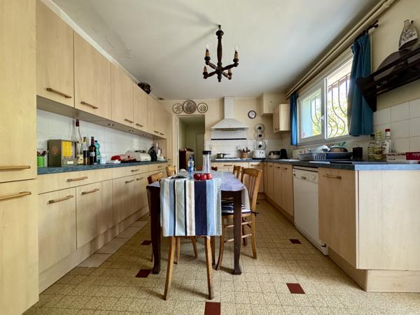 Breuillet – Maison familiale 217 m² avec jardin, piscine et garage, proche centre-ville