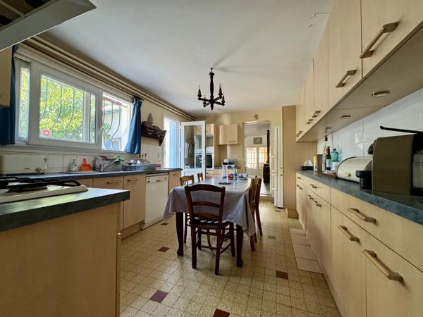 Breuillet – Maison familiale 217 m² avec jardin, piscine et garage, proche centre-ville