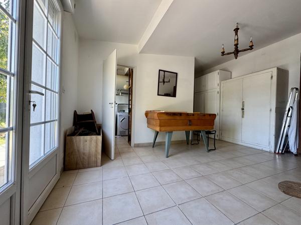 Breuillet – Maison familiale 217 m² avec jardin, piscine et garage, proche centre-ville