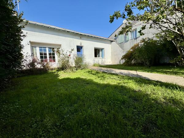 Breuillet – Maison familiale 217 m² avec jardin, piscine et garage, proche centre-ville