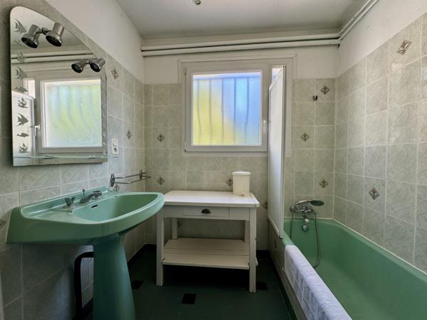 Breuillet – Maison familiale 217 m² avec jardin, piscine et garage, proche centre-ville