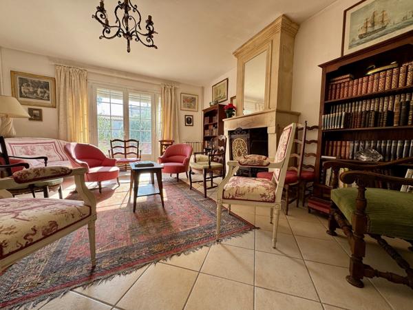 Breuillet – Maison familiale 217 m² avec jardin, piscine et garage, proche centre-ville
