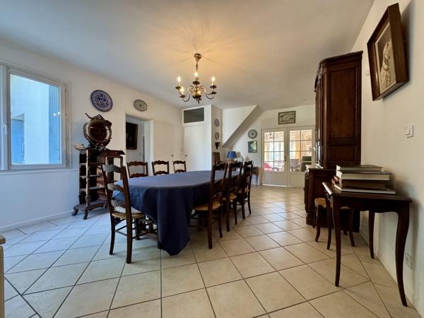 Breuillet – Maison familiale 217 m² avec jardin, piscine et garage, proche centre-ville