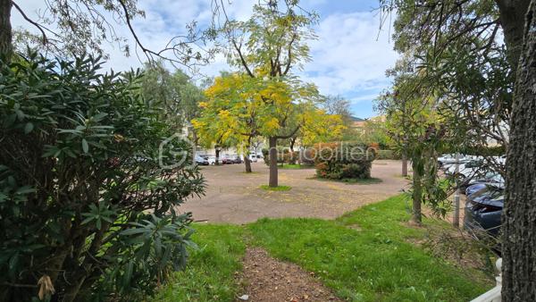 On pousse la porte de cet appartement de 102 m² et on découvre immédiatement un espace de vie généreux baigné de lumière naturelle. Le séjour traversant s'ouvre généreusement sur le balcon, parfait pour profiter des soirées d'été.

La cuisine indépendante dessert une buanderie pratique au quotidien, tandis que le coin nuit offre trois vraies chambres et un bureau flexible. La salle d'eau et les WC séparés complètent harmonieusement cette distribution familiale.

Un véritable atout : la réfection des façades de la résidence a été votée en Assemblée Générale, permettant aux futurs propriétaires de bénéficier prochainement d'un immeuble valorisé et rénové sans supporter le cout.

À 2 minutes à pied : École maternelle et élémentaire, commerces de proximité (boulangerie, épicerie), arrêt bus (direction La Valette centre/Toulon).

À 5 minutes : Écoles François Villon, supermarchés, pharmacies, Hôpital Sainte-Musse (urgences 10 min voiture).

À 10 minutes : Centre-ville La Valette, lycées, accès A57/A50.

Double exposition Est/Ouest, chauffage collectif gaz inclus dans les charges de 679 €/trimestre. Copropriété sérieuse avec travaux d'entretien récents.
Le +++ : Façade voté, coût supporté par les vendeurs.