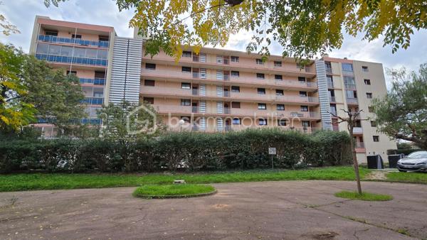 On pousse la porte de cet appartement de 102 m² et on découvre immédiatement un espace de vie généreux baigné de lumière naturelle. Le séjour traversant s'ouvre généreusement sur le balcon, parfait pour profiter des soirées d'été.

La cuisine indépendante dessert une buanderie pratique au quotidien, tandis que le coin nuit offre trois vraies chambres et un bureau flexible. La salle d'eau et les WC séparés complètent harmonieusement cette distribution familiale.

Un véritable atout : la réfection des façades de la résidence a été votée en Assemblée Générale, permettant aux futurs propriétaires de bénéficier prochainement d'un immeuble valorisé et rénové sans supporter le cout.

À 2 minutes à pied : École maternelle et élémentaire, commerces de proximité (boulangerie, épicerie), arrêt bus (direction La Valette centre/Toulon).

À 5 minutes : Écoles François Villon, supermarchés, pharmacies, Hôpital Sainte-Musse (urgences 10 min voiture).

À 10 minutes : Centre-ville La Valette, lycées, accès A57/A50.

Double exposition Est/Ouest, chauffage collectif gaz inclus dans les charges de 679 €/trimestre. Copropriété sérieuse avec travaux d'entretien récents.
Le +++ : Façade voté, coût supporté par les vendeurs.