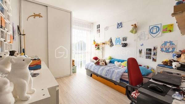 On pousse la porte de cet appartement de 102 m² et on découvre immédiatement un espace de vie généreux baigné de lumière naturelle. Le séjour traversant s'ouvre généreusement sur le balcon, parfait pour profiter des soirées d'été.

La cuisine indépendante dessert une buanderie pratique au quotidien, tandis que le coin nuit offre trois vraies chambres et un bureau flexible. La salle d'eau et les WC séparés complètent harmonieusement cette distribution familiale.

Un véritable atout : la réfection des façades de la résidence a été votée en Assemblée Générale, permettant aux futurs propriétaires de bénéficier prochainement d'un immeuble valorisé et rénové sans supporter le cout.

À 2 minutes à pied : École maternelle et élémentaire, commerces de proximité (boulangerie, épicerie), arrêt bus (direction La Valette centre/Toulon).

À 5 minutes : Écoles François Villon, supermarchés, pharmacies, Hôpital Sainte-Musse (urgences 10 min voiture).

À 10 minutes : Centre-ville La Valette, lycées, accès A57/A50.

Double exposition Est/Ouest, chauffage collectif gaz inclus dans les charges de 679 €/trimestre. Copropriété sérieuse avec travaux d'entretien récents.
Le +++ : Façade voté, coût supporté par les vendeurs.
