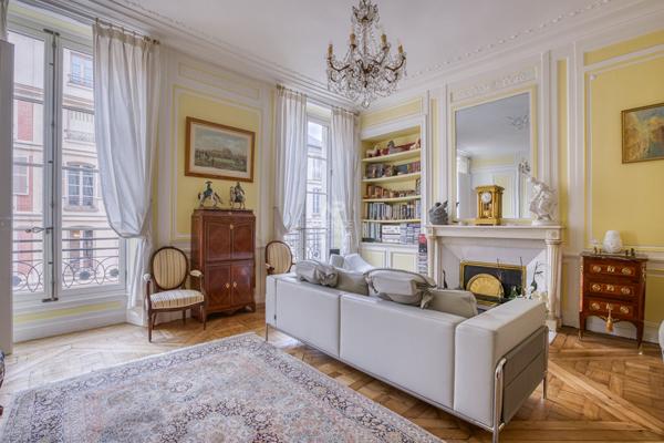 Versailles Saint-Louis Appartement 6 pièces 144.03 m² carrez situé au 2ème étage avec chambre de service, cave et parking en option €1 190 000 ** - Référence 25884