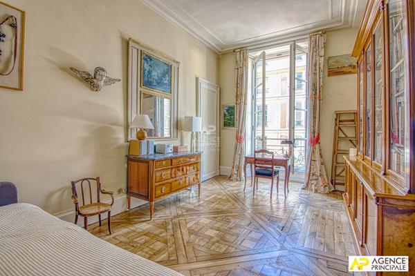 Versailles Saint-Louis Appartement 6 pièces 144.03 m² carrez situé au 2ème étage avec chambre de service, cave et parking en option €1 190 000 ** - Référence 25884
