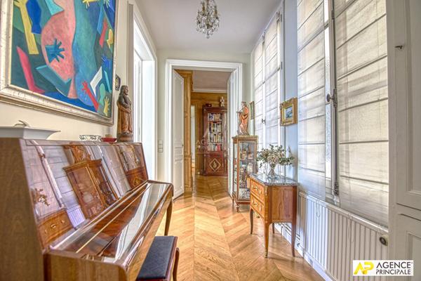 Versailles Saint-Louis Appartement 6 pièces 144.03 m² carrez situé au 2ème étage avec chambre de service, cave et parking en option €1 190 000 ** - Référence 25884