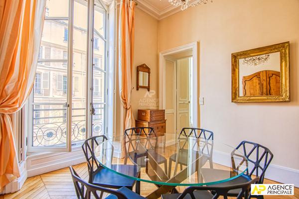 Versailles Saint-Louis Appartement 6 pièces 144.03 m² carrez situé au 2ème étage avec chambre de service, cave et parking en option €1 190 000 ** - Référence 25884