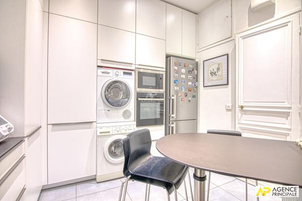 Versailles Saint-Louis Appartement 6 pièces 144.03 m² carrez situé au 2ème étage avec chambre de service, cave et parking en option €1 190 000 ** - Référence 25884