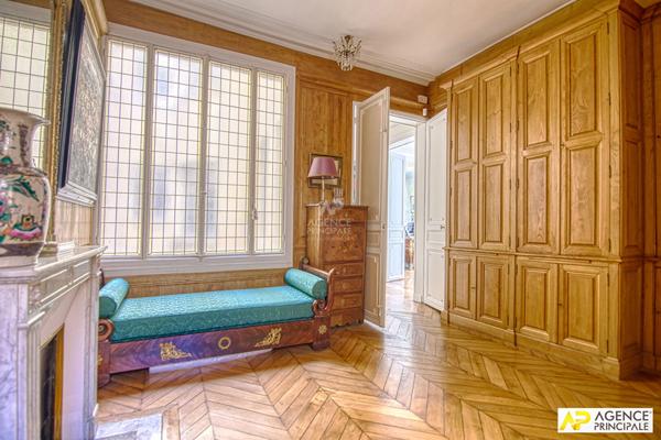 Versailles Saint-Louis Appartement 6 pièces 144.03 m² carrez situé au 2ème étage avec chambre de service, cave et parking en option €1 190 000 ** - Référence 25884