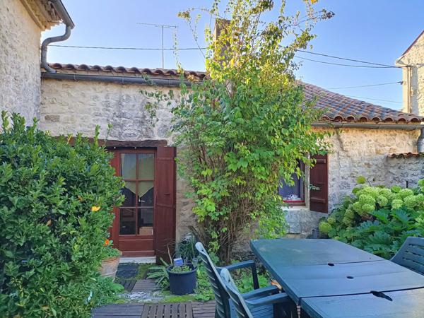 Magnifique maison en pierre sur la commune de Le Gua (Dercie)