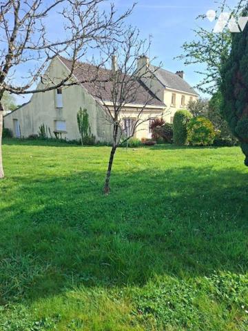 RARE - ENSEMBLE immobilier (maison, bureaux, hangars) composé d'une habitation de 300 m² compre...