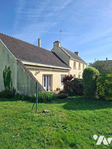 RARE - ENSEMBLE immobilier (maison, bureaux, hangars) composé d'une habitation de 300 m² compre...