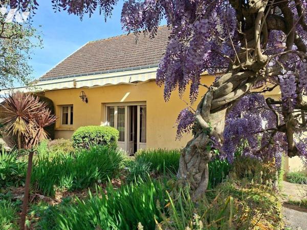 RARE - ENSEMBLE immobilier (maison, bureaux, hangars) composé d'une habitation de 300 m² compre...