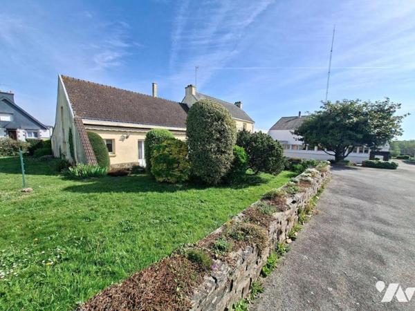 RARE - ENSEMBLE immobilier (maison, bureaux, hangars) composé d'une habitation de 300 m² compre...