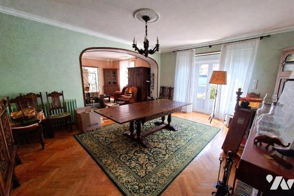 RARE - ENSEMBLE immobilier (maison, bureaux, hangars) composé d'une habitation de 300 m² compre...