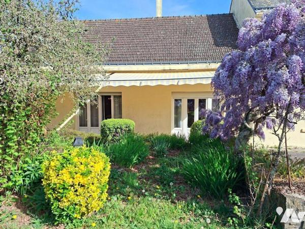 RARE - ENSEMBLE immobilier (maison, bureaux, hangars) composé d'une habitation de 300 m² compre...