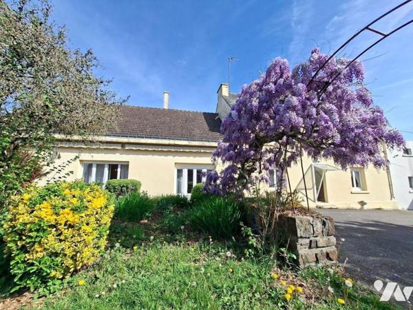 RARE - ENSEMBLE immobilier (maison, bureaux, hangars) composé d'une habitation de 300 m² compre...