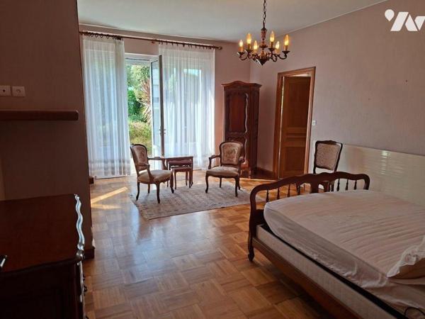 RARE - ENSEMBLE immobilier (maison, bureaux, hangars) composé d'une habitation de 300 m² compre...