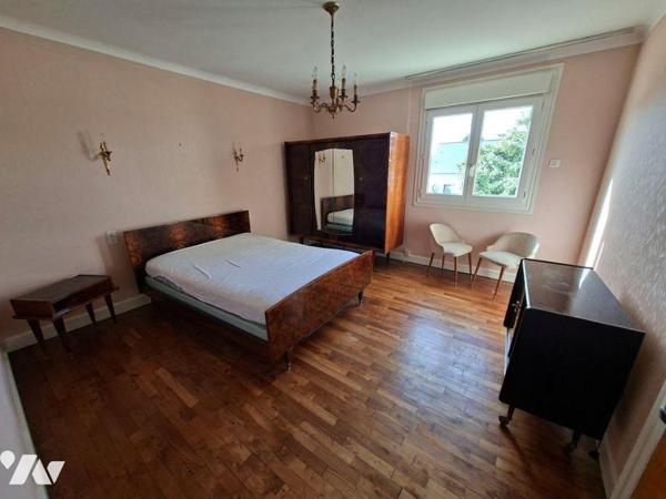 RARE - ENSEMBLE immobilier (maison, bureaux, hangars) composé d'une habitation de 300 m² compre...
