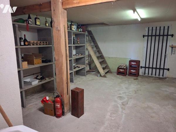 RARE - ENSEMBLE immobilier (maison, bureaux, hangars) composé d'une habitation de 300 m² compre...