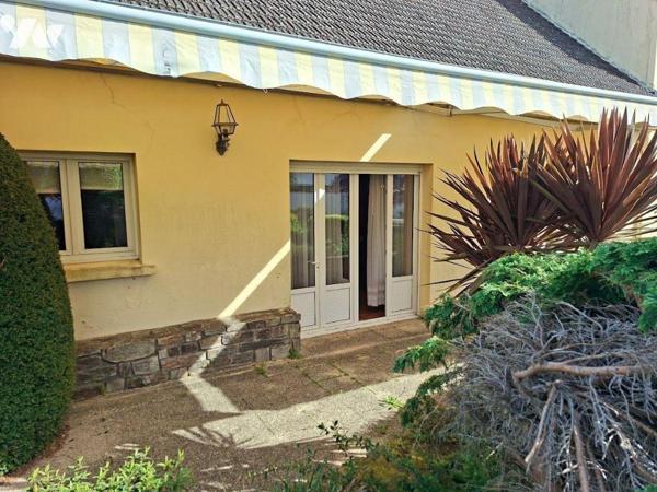 RARE - ENSEMBLE immobilier (maison, bureaux, hangars) composé d'une habitation de 300 m² compre...
