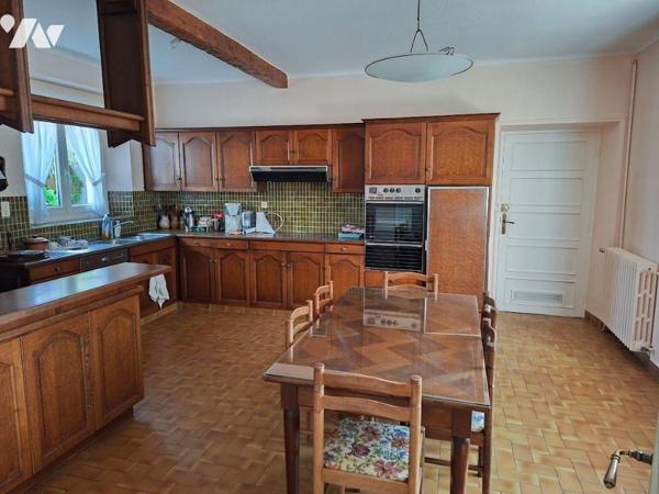 RARE - ENSEMBLE immobilier (maison, bureaux, hangars) composé d'une habitation de 300 m² compre...