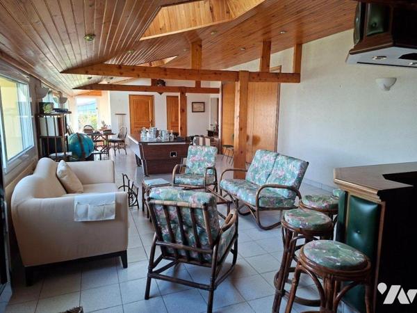 RARE - ENSEMBLE immobilier (maison, bureaux, hangars) composé d'une habitation de 300 m² compre...