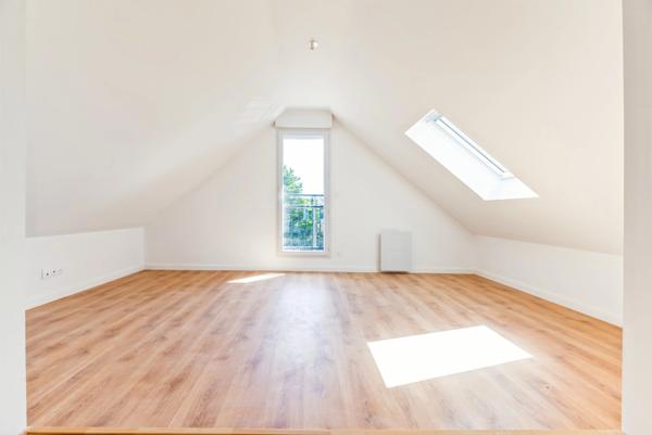 SAINT MARC SUR MER - PLAGE HULOT - PLEIN CENTRE - MARCHE - Duplex Loft T5 - AVEC TERRASSE - GARAGE - PARKING SECURISE