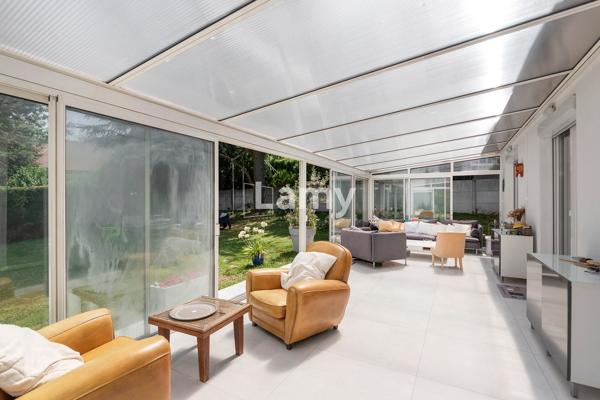 Maison individuelle style mansart de 1974 restaurée en 2025.