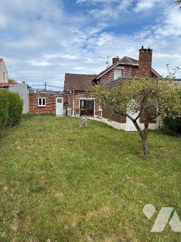 A proximité de toutes commodités maison 1 mitoyenneté en parfait état avec garage  et grand jar...