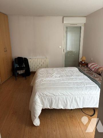 A proximité de toutes commodités maison 1 mitoyenneté en parfait état avec garage  et grand jar...