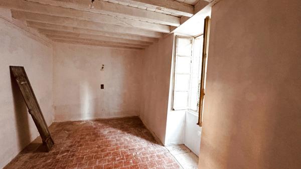 Thory (89200) Ancien corps de ferme à renover avec dépendances et jardin de 447 m2 au prix de 58 000 € F.A.I. secteur THORY