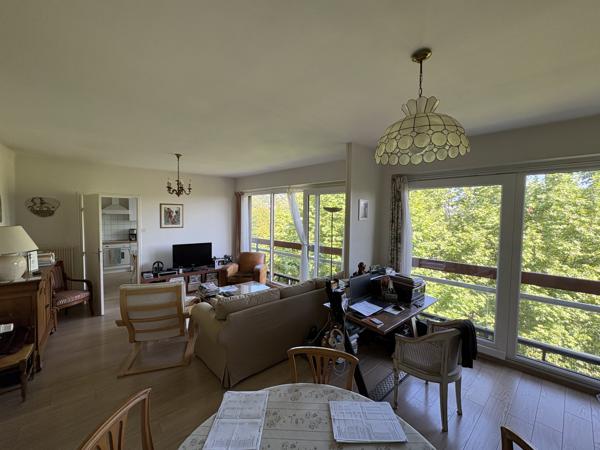 Appartement
                                                                                                                                                                                                                                                                                                                        5 pièce(s)                                                                                                                                                                                                          3 chambre(s)                                                                                                                                                                                                          89  m²