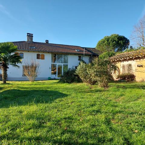 Maison à vendre 7 pièces MONTAUBAN (82) avec hangar de 150m², 6861m² de terrain avec une partie boisée.