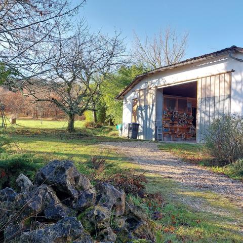 Maison à vendre 7 pièces MONTAUBAN (82) avec hangar de 150m², 6861m² de terrain avec une partie boisée.