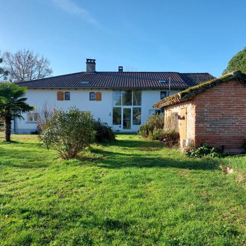 Maison à vendre 7 pièces MONTAUBAN (82) avec hangar de 150m², 6861m² de terrain avec une partie boisée.