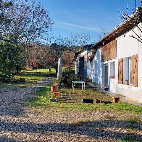 Maison à vendre 7 pièces MONTAUBAN (82) avec hangar de 150m², 6861m² de terrain avec une partie boisée.