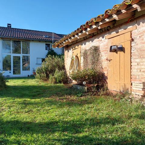 Maison à vendre 7 pièces MONTAUBAN (82) avec hangar de 150m², 6861m² de terrain avec une partie boisée.