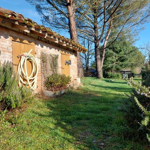 Maison à vendre 7 pièces MONTAUBAN (82) avec hangar de 150m², 6861m² de terrain avec une partie boisée.