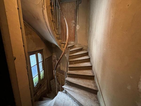 Immeuble Nevers 298m2 - A rénover - Local commercial et appartements - centre ville