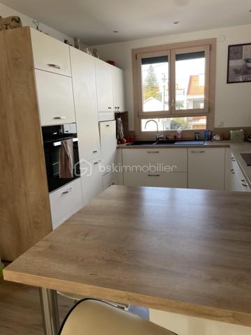 Maison dans secteur recherché aucun travaux à prévoir, entièrement refaite il y a 7 ans comprenant 3 chambres et 1 bureau, un grand séjour/salon lumineux ouvert sur la cuisine aménagée et équipée,possibilité de rajouter un poêle ou cheminée, jardin, grande terrasse de 30 m2, garage.