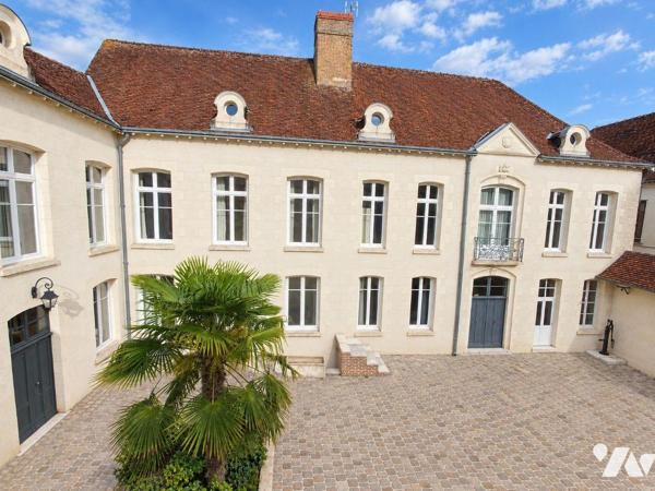 A vendre à ROMORANTIN-LANTHENAY (41) - Au coeur du centre-ville, découvrez cet élégant hôtel pa...